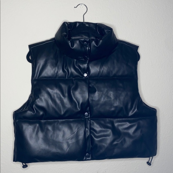 🎱 Simply Southern Cropped Button Down Faux Leather Black Charcoal Puffer Vest! - Picture 2 of 10